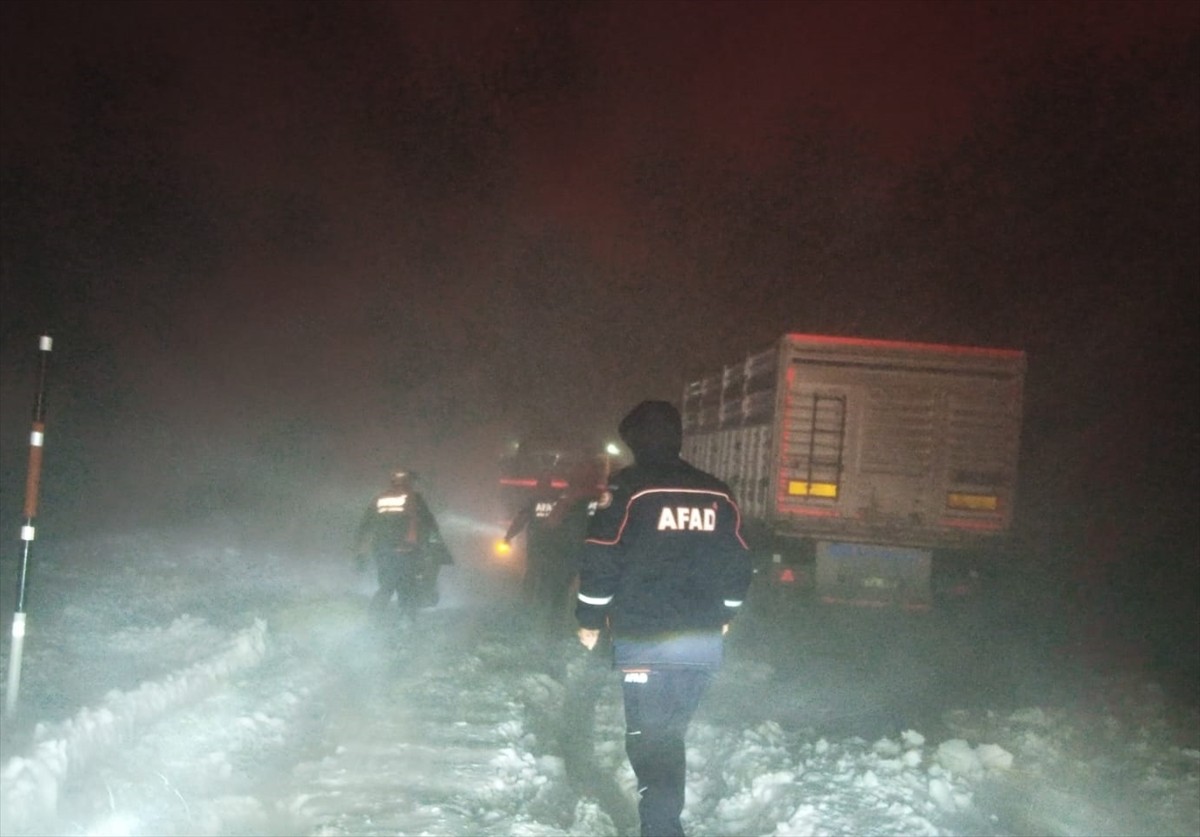 Adana'dan kanser tedavisi için Kayseri'ye gelen ve yoğun kar yağışı nedeniyle yolda mahsur kalan...