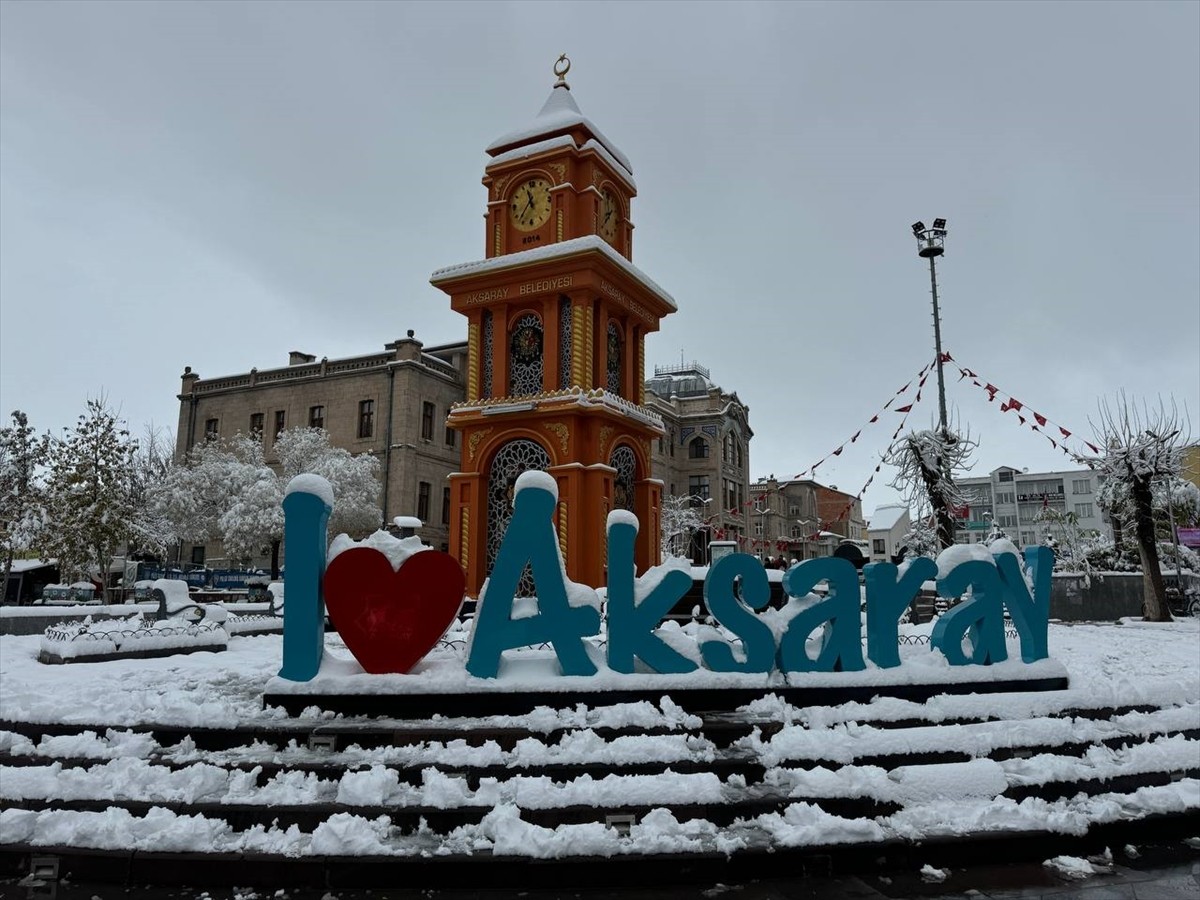 Aksaray'da akşam saatlerinden itibaren başlayan karın ardından kent merkezindeki park ve bahçeler...