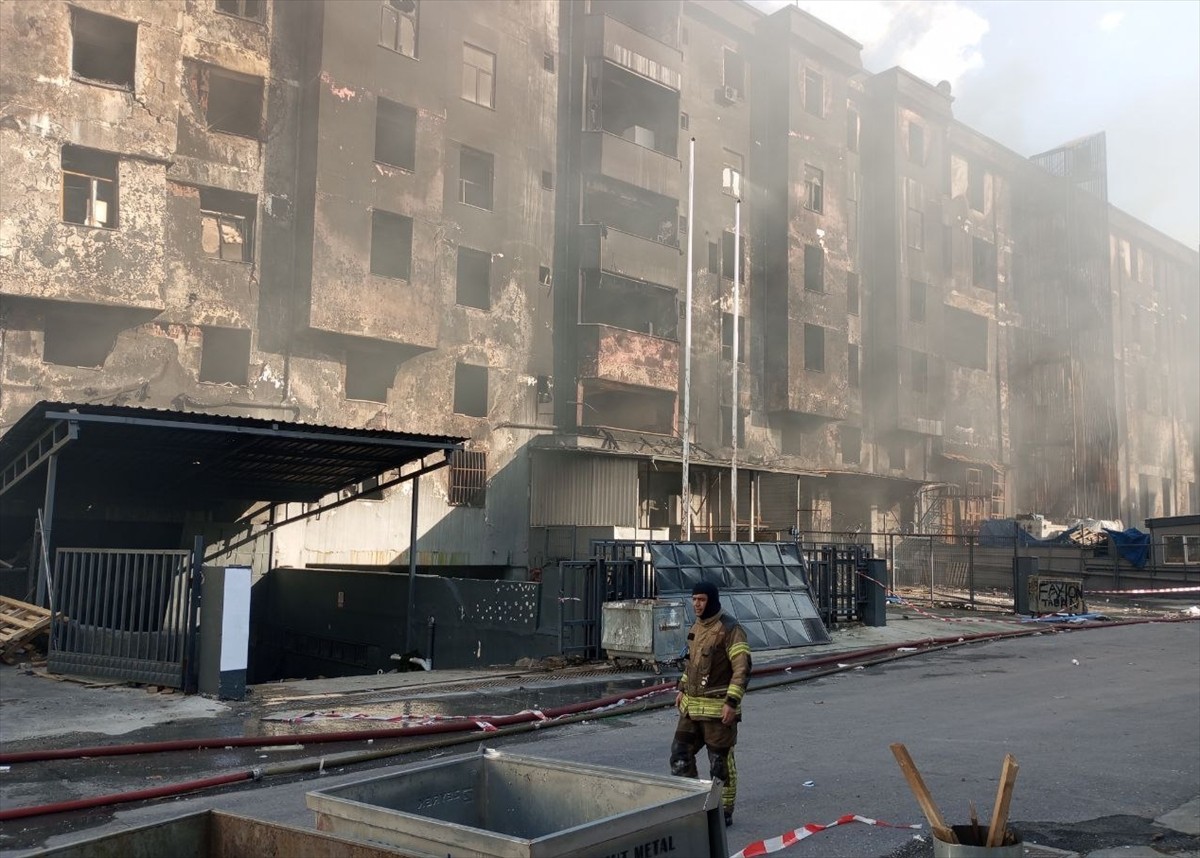 Beylikdüzü'nde bir fabrikada çıkan yangın itfaiye ekiplerinin müdahalesine rağmen yaklaşık 36...