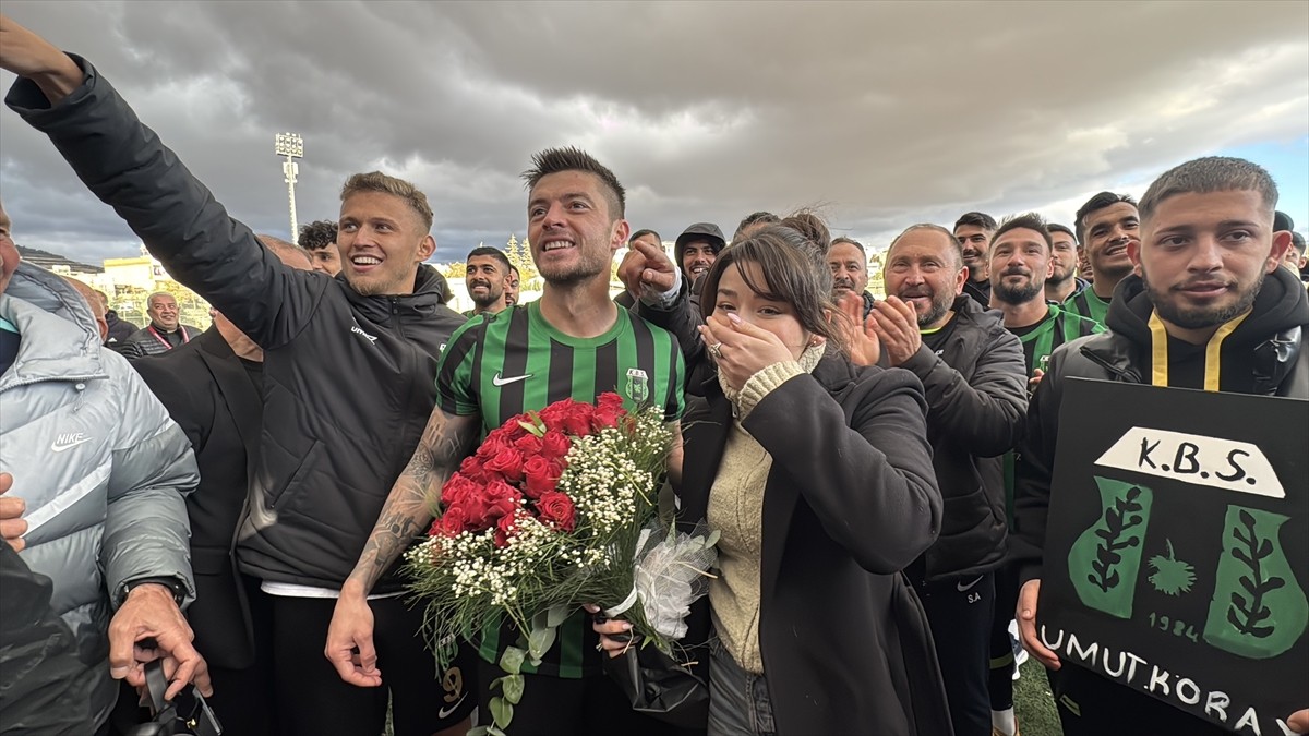 Bölgesel Amatör Lig ekiplerinden Kilis Belediyespor'da forma giyen futbolcu, maç sonrası sahada...