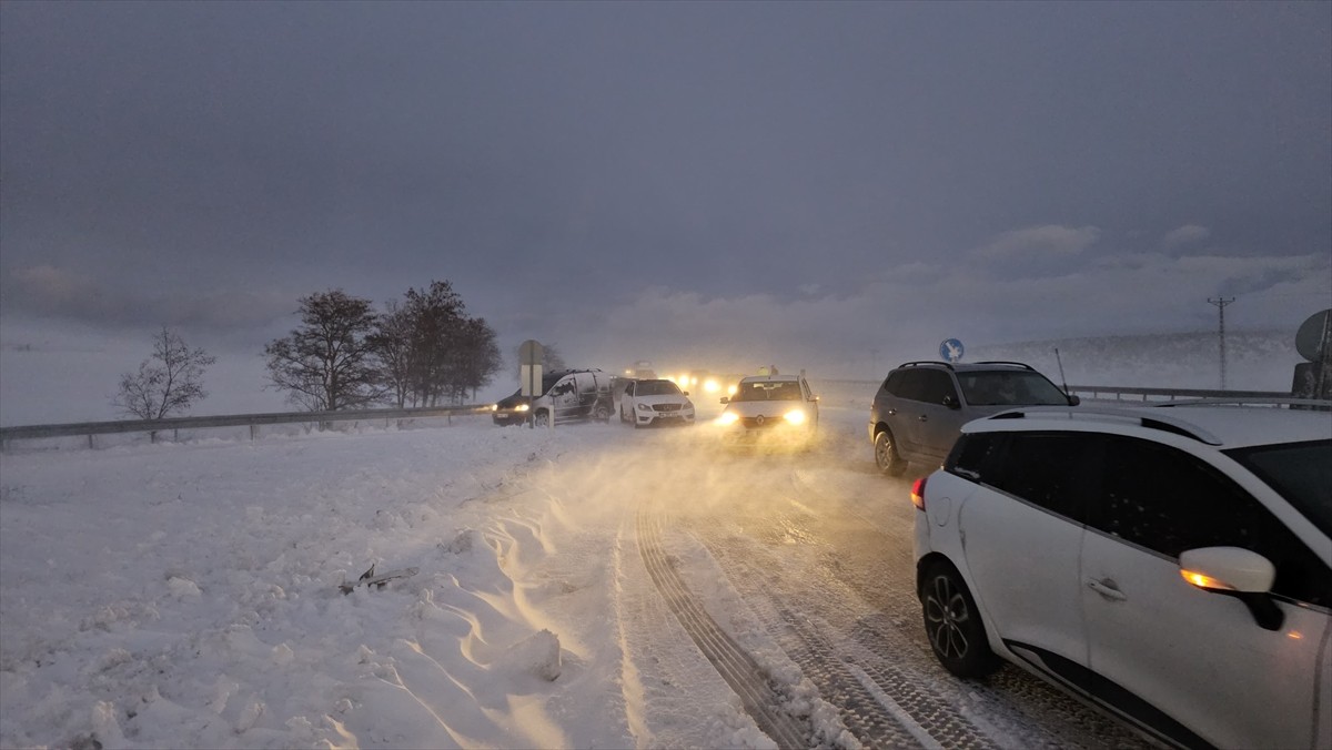 Çorum-Samsun kara yolu 34 ve 36'ncı kilometrelerinde meydana gelen 2 ayrı zincirleme trafik...