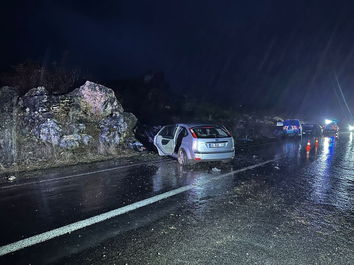 Diyarbakır’ın Çermik ilçesinde otomobilin kayalıklara çarptığı kazada 3 kişi öldü, 2 kişi...