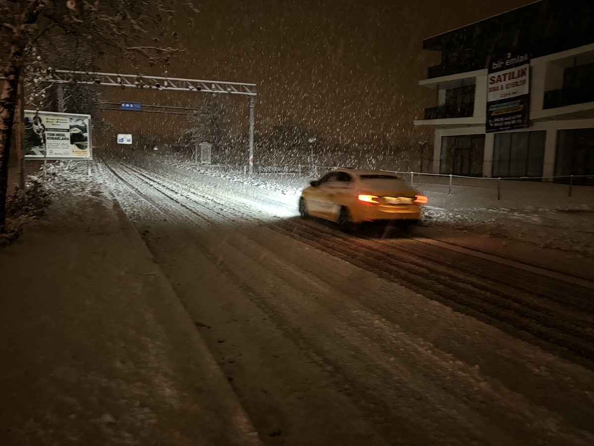 Düzce'de etkisini artıran kar yağışı sürücülere zor anlar yaşatıyor. Kentte akşam saatlerinde...