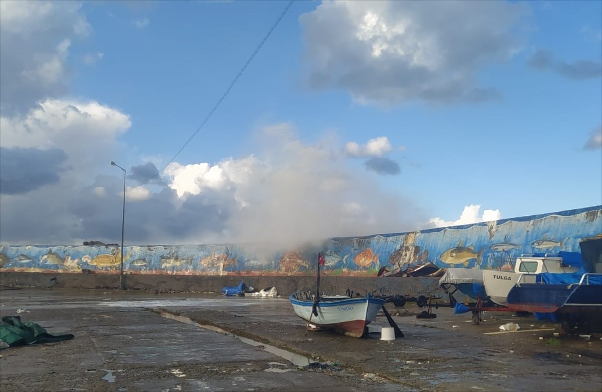 Düzce'nin Akçakoca ilçesinde kuvvetli rüzgar nedeniyle denizde dalga boyu yükseldi. Dalgalar zaman...