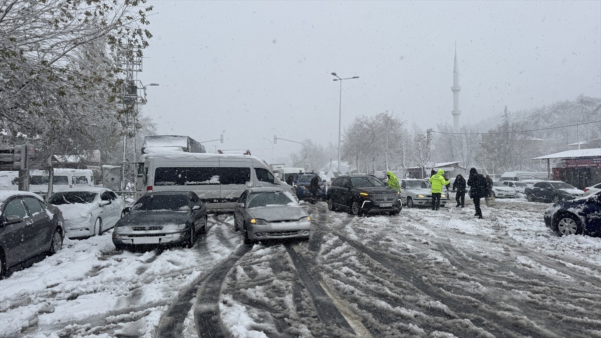 Kahramanmaraş-Kayseri kara yolu yoğun kar yağışı ve tipi nedeniyle ulaşıma kapandı.