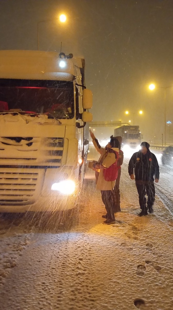 Kar nedeniyle ulaşıma kapanan Anadolu Otoyolu'nun Bolu kesimindeki İstanbul yönünde trafik...