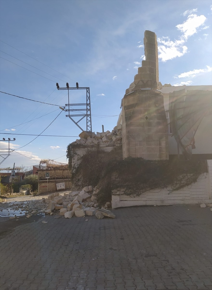 Mersin'in Tarsus ilçesinde şiddetli rüzgar nedeniyle bir caminin minaresi yıkıldı.