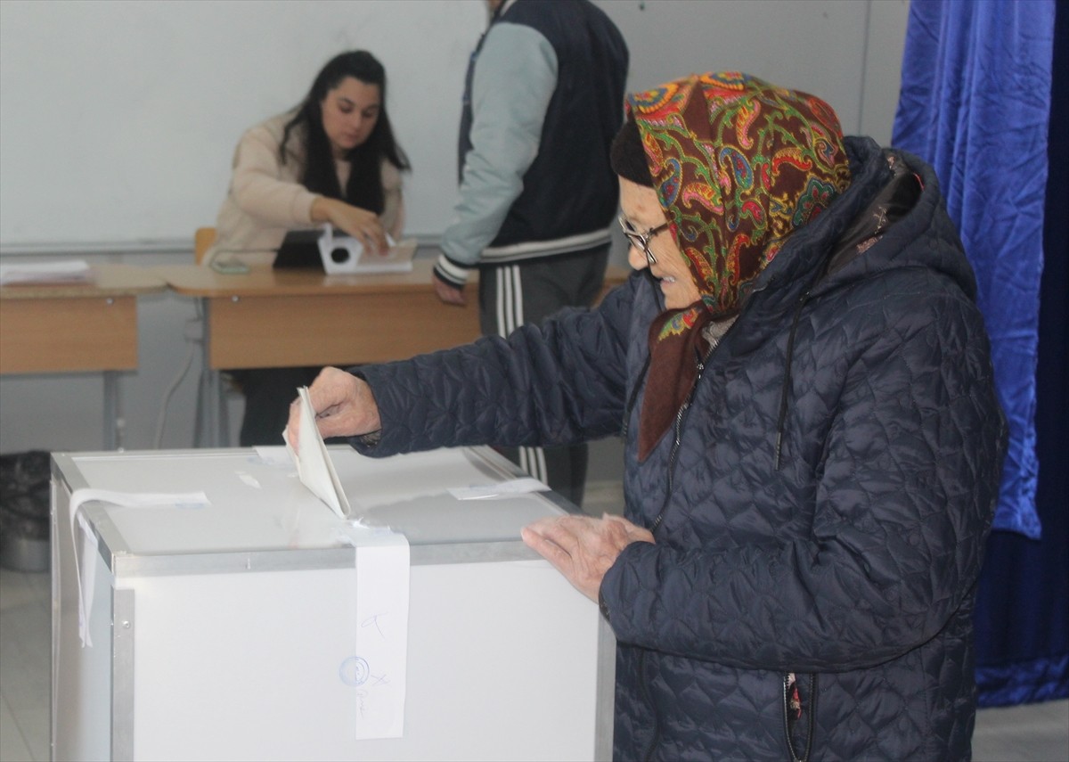 Romanya'da halk cumhurbaşkanı seçiminde oylarını kullanmak üzere sandık başına gidiyor. Avrupa...