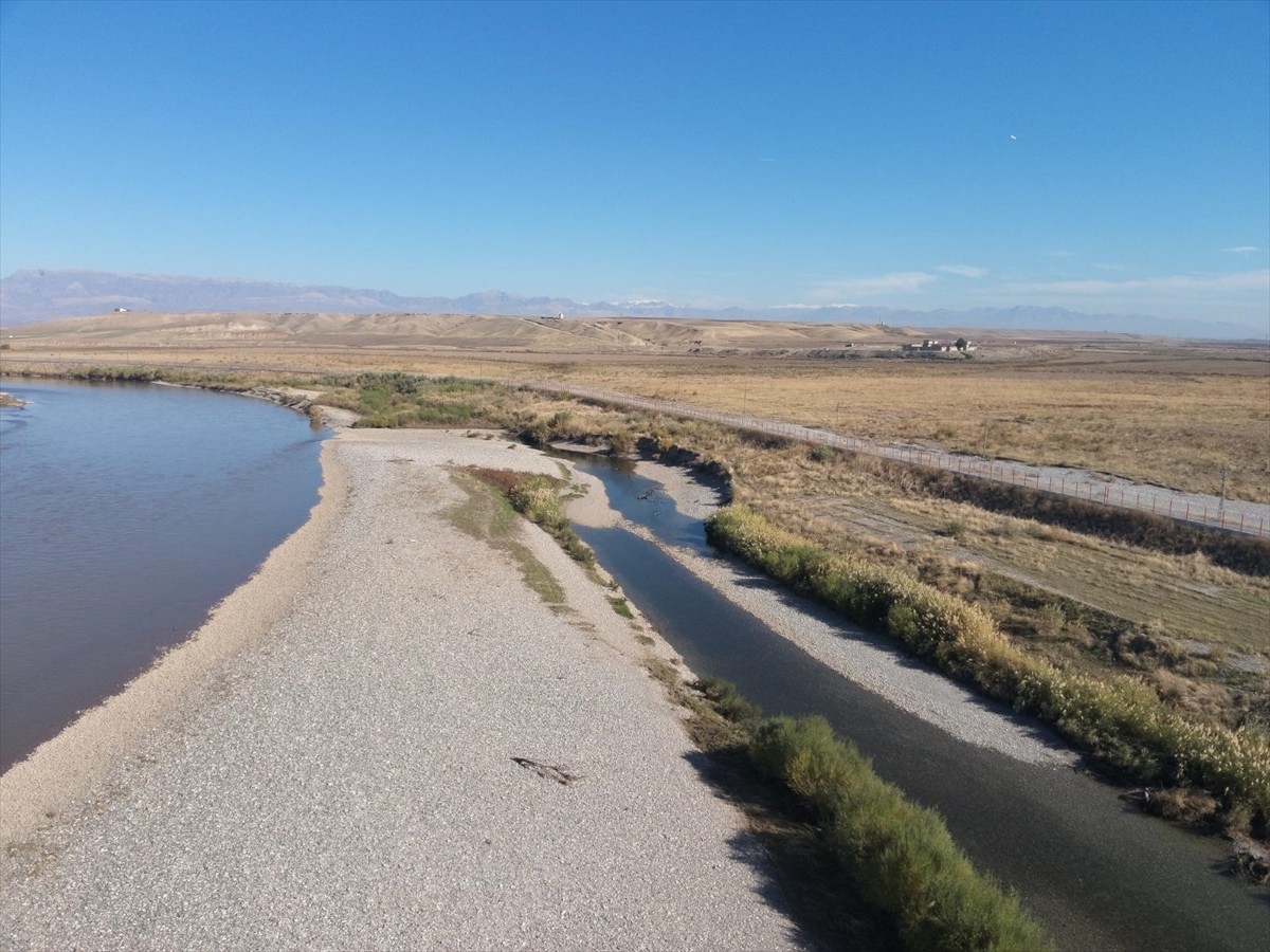 Şırnak'ta kaybolan 22 yaşındaki genci Dicle Nehri ve çevresinde arama çalışmaları...