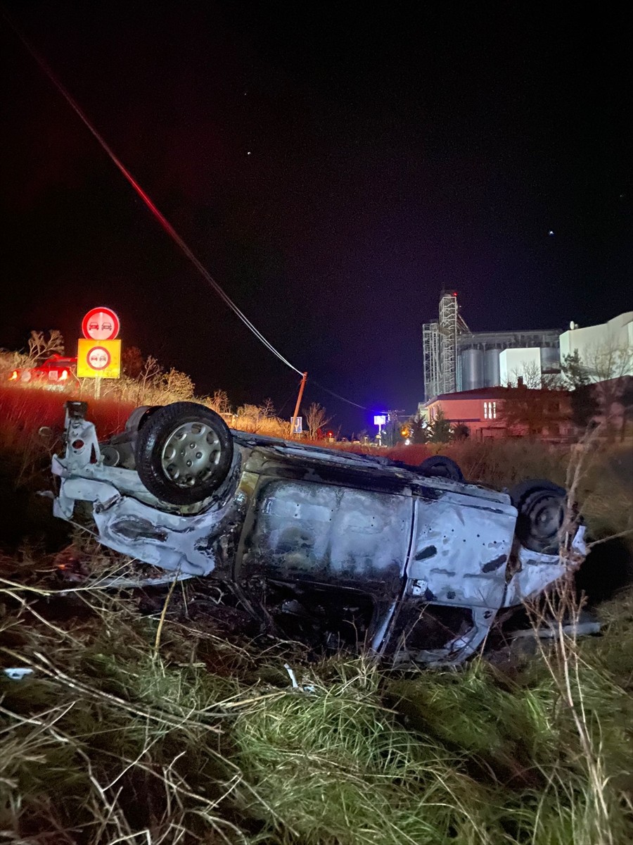 Tekirdağ'ın Hayrabolu ilçesinde devrilen otomobilin sürücüsü hayatını kaybetti. Kaza sonrası yanan...