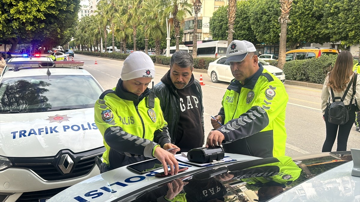 Adana'da görevli sivil trafik polisleri, toplu taşıma araçlarında sürücülerin trafik ihlallerini...