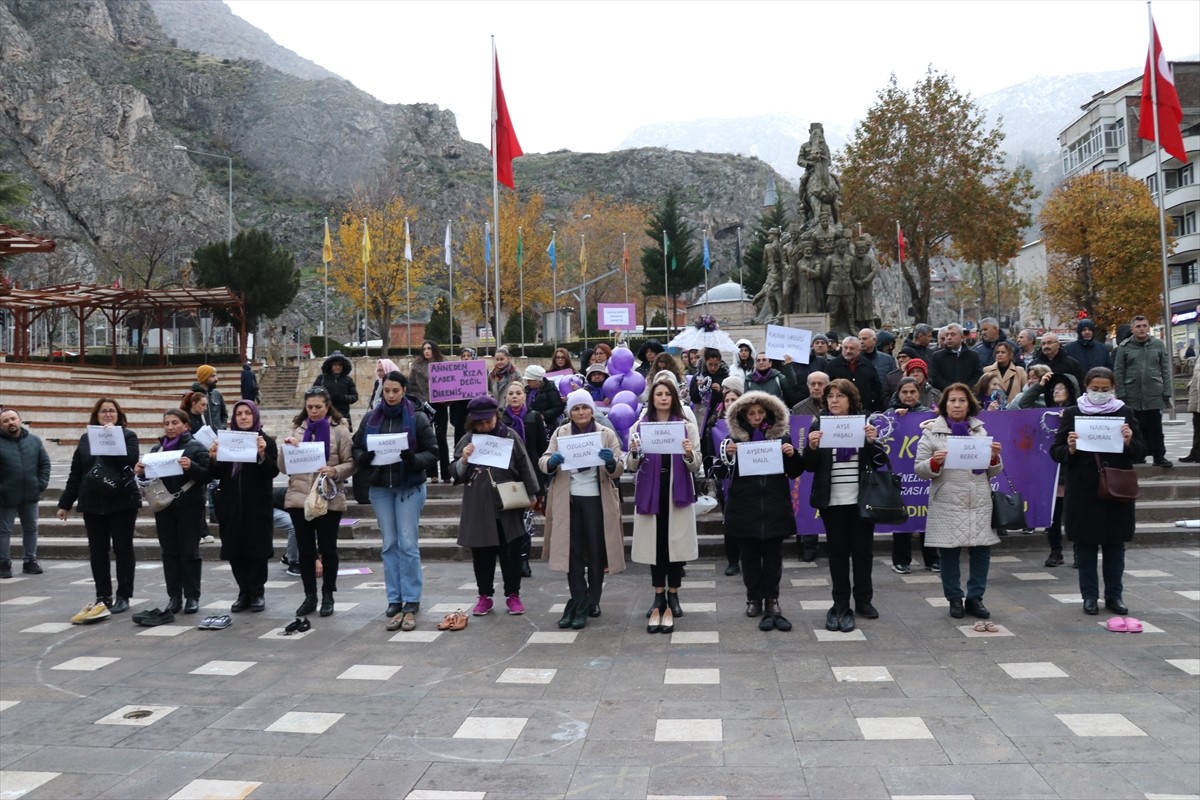 Amasya'da kadına yönelik şiddete karşı farkındalık oluşturmak için, "mor mendil ve ayakkabılı"...