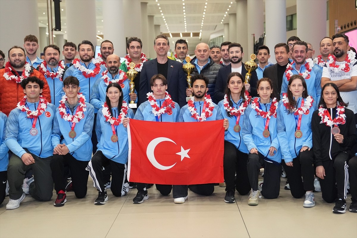 Bosna Hersek'in başkenti Saraybosna'da düzenlenen Avrupa Ümitler Tekvando Şampiyonası'nda 9 altın...