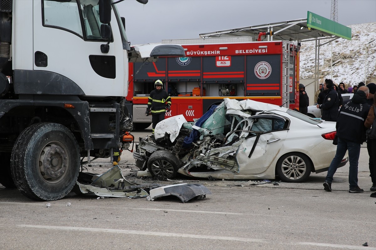 Eskişehir'in Seyitgazi ilçesinde hafriyat kamyonuyla çarpışan otomobilin sürücüsü hayatını...