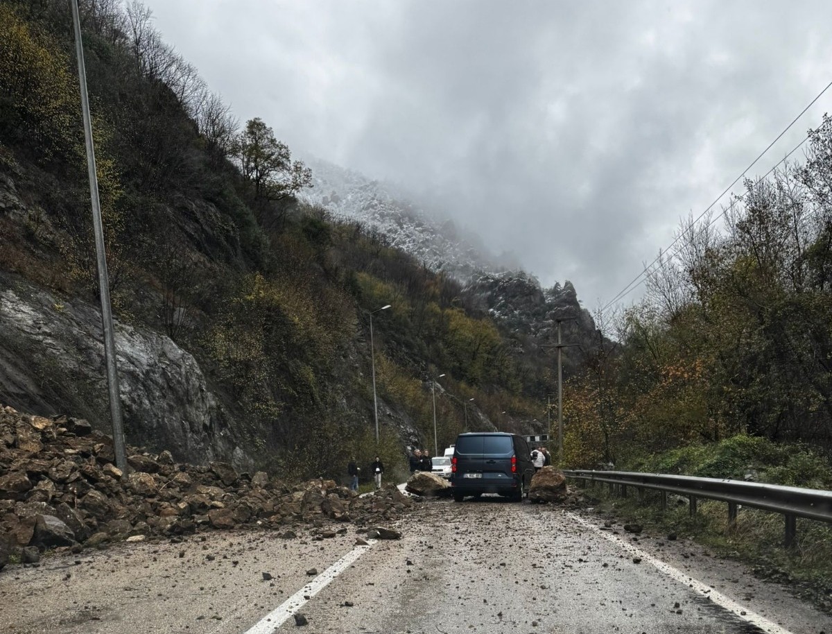 Karabük'ün Yenice ilçesinde meydana gelen toprak kayması nedeniyle Karabük-Zonguldak kara yolunda...