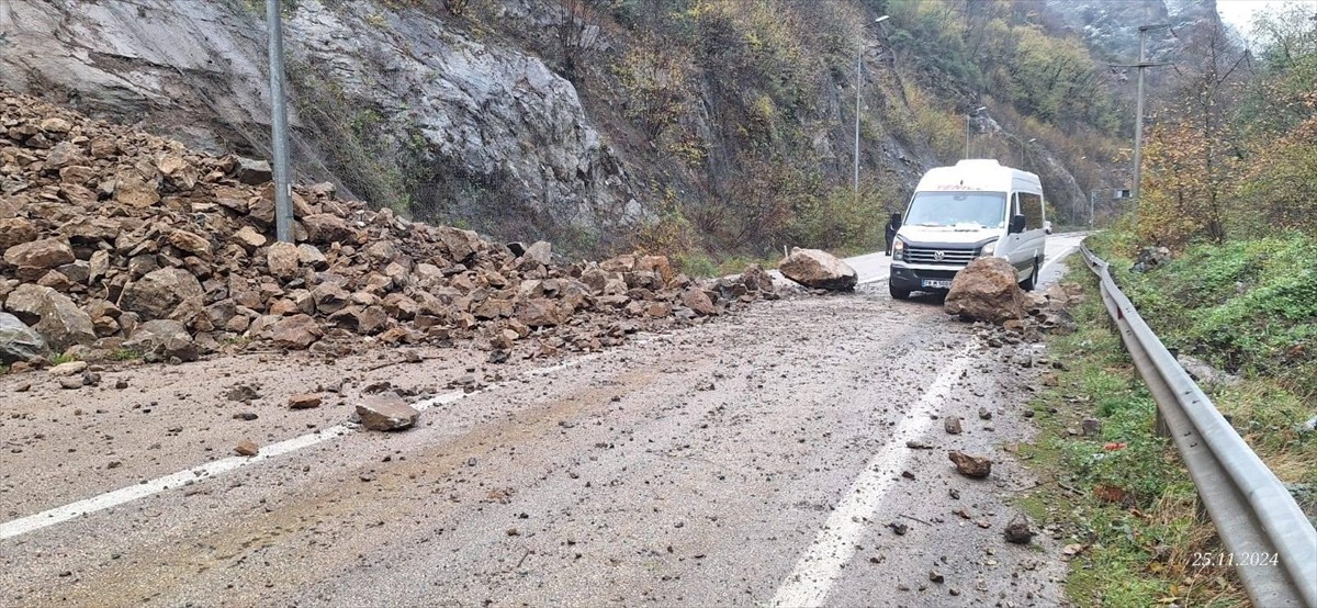 Karabük'ün Yenice ilçesinde meydana gelen toprak kayması nedeniyle Karabük-Zonguldak kara yolunda...