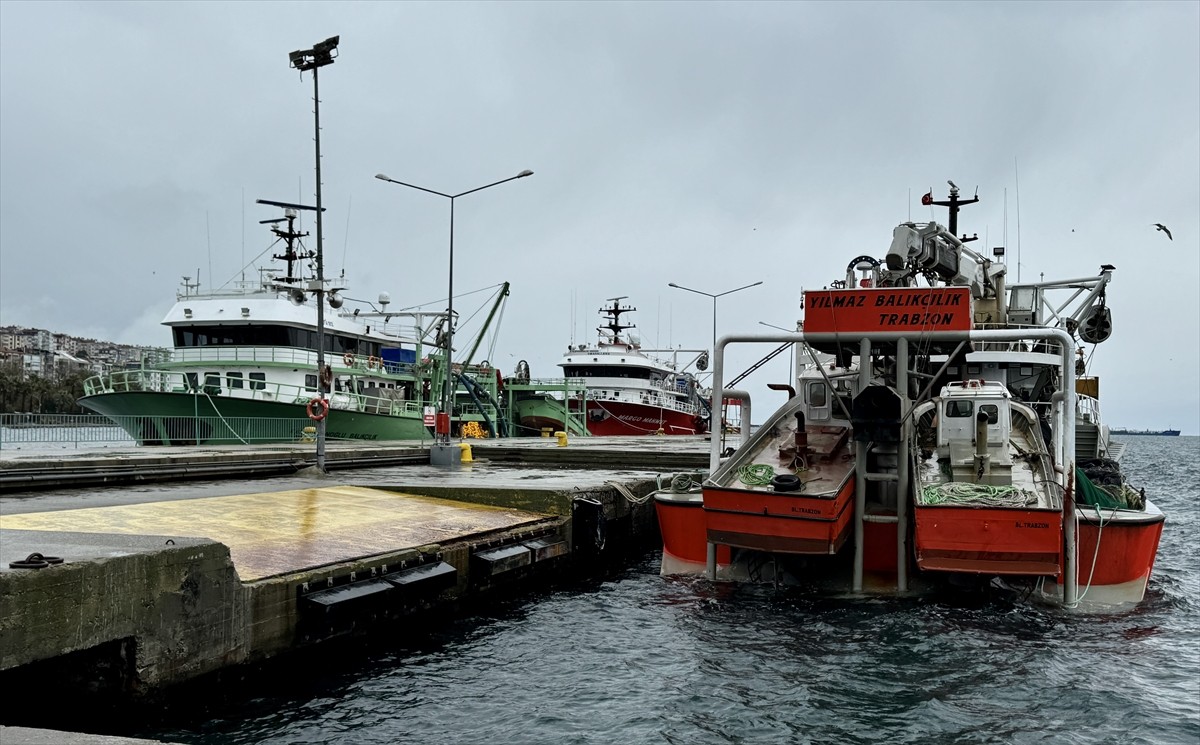 Karadeniz'de iki gündür etkisini sürdüren kötü hava koşulları balık avcılığını olumsuz etkiliyor....