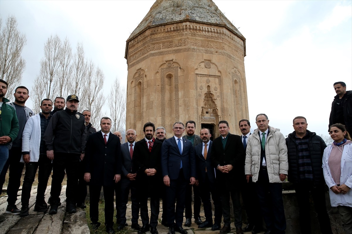 Kültür ve Turizm Bakan Yardımcısı Batuhan Mumcu, Gevaş Selçuklu Mezarlığında yürütülen çalışmaları...