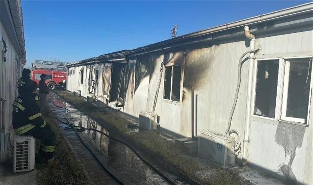 Manisa'nın Alaşehir ilçesinde, işçilerin barındığı konteyner yatakhanede çıkan yangında 4 kişi...