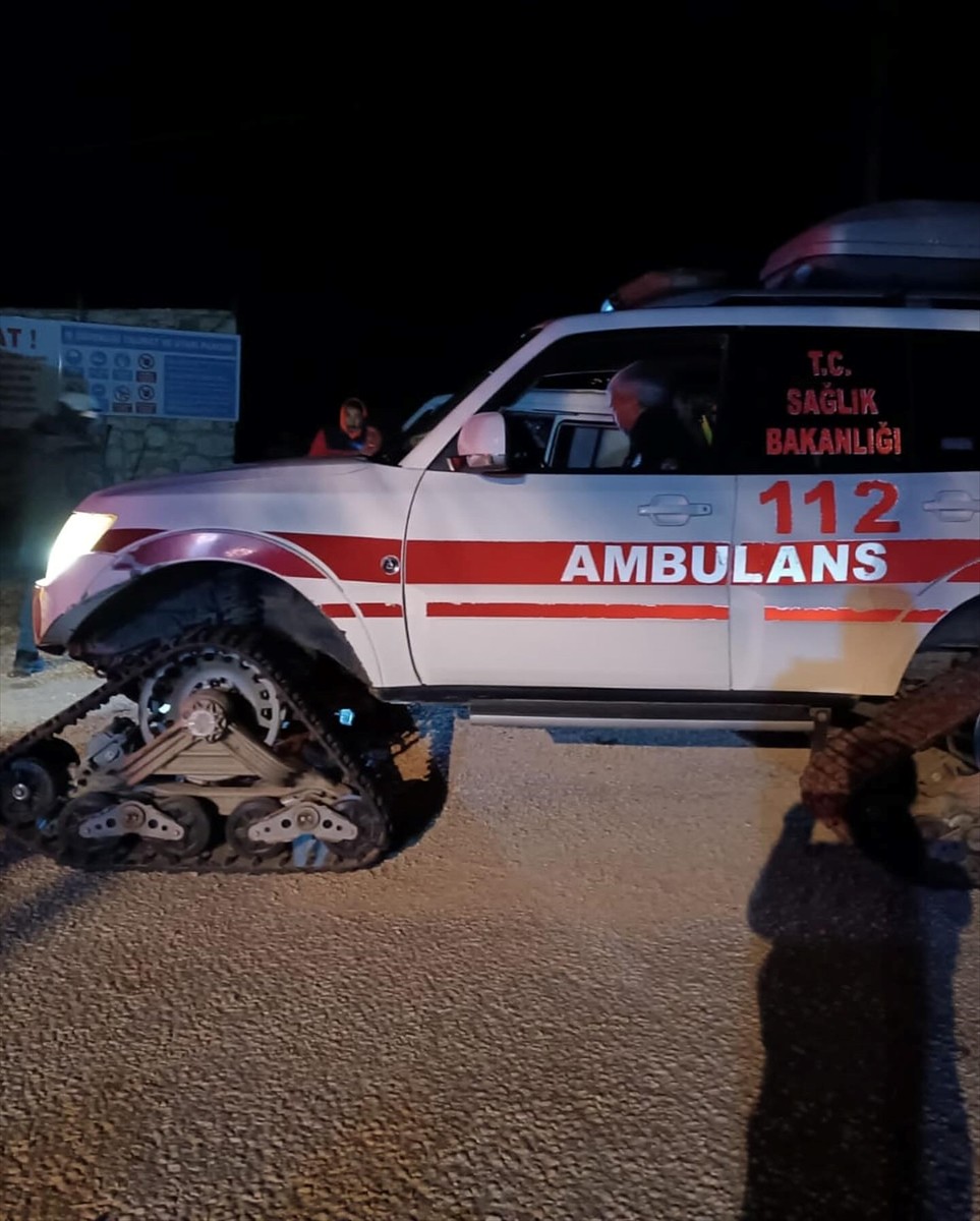 Mersin'in Mut ilçesinde, tipi nedeniyle sığındıkları mağarada mahsur kalan 4 çobanın kurtarılması...