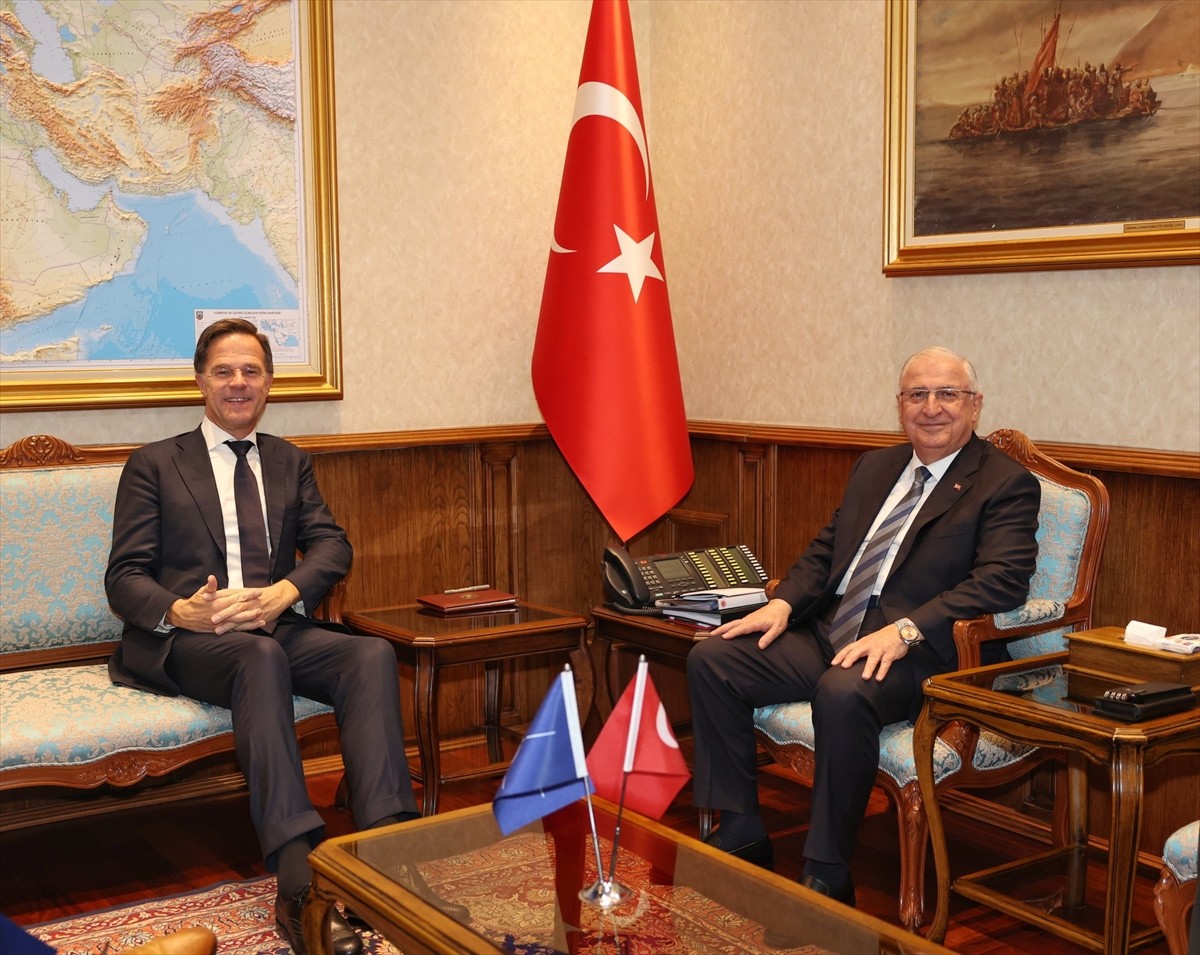 Milli Savunma Bakanı Yaşar Güler (sağda), NATO Genel Sekreteri Mark Rutte (solda) ile Milli...