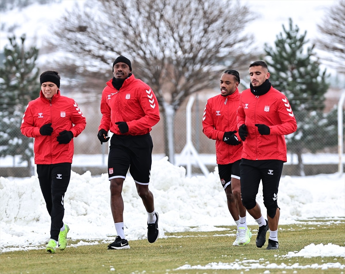 Net Global Sivasspor, Trendyol Süper Lig'in 14. haftasında deplasmanda Onvo Antalyaspor ile...