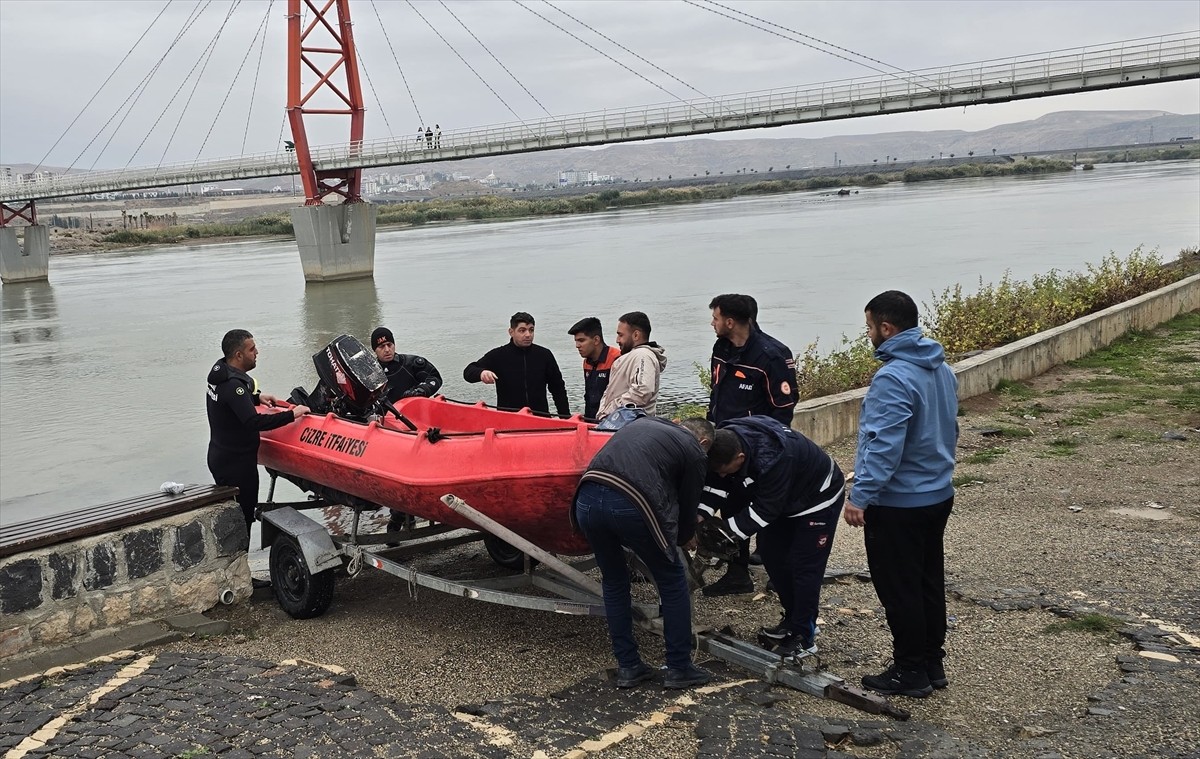 Şırnak'ta kaybolan 22 yaşındaki genç için Dicle Nehri ve çevresinde arama çalışmaları...