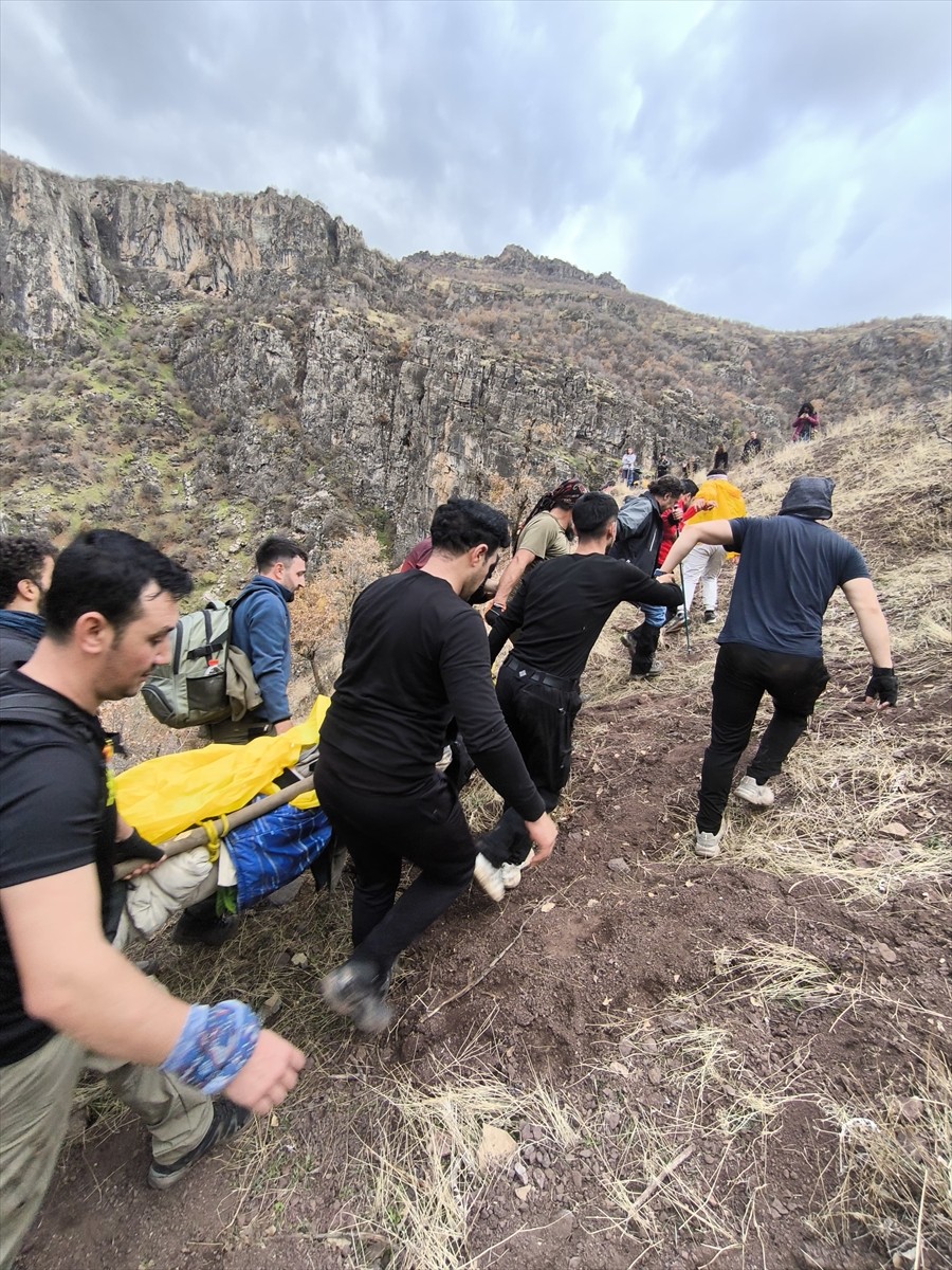 Vadi Doğa Sporları Kulübüne üye bir grup dağcı, Van'ın Çatak ile Siirt'in Pervari ilçeleri...