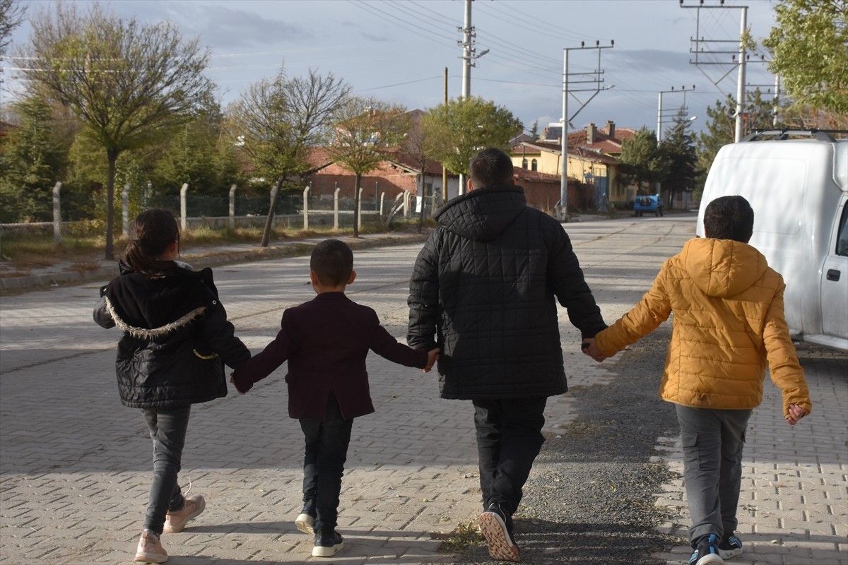 Afyonkarahisar'a bağlı Sülümenli beldesinde yaşayan Şerife (solda), Hatice (sağda) ve Özlem Eroğul...