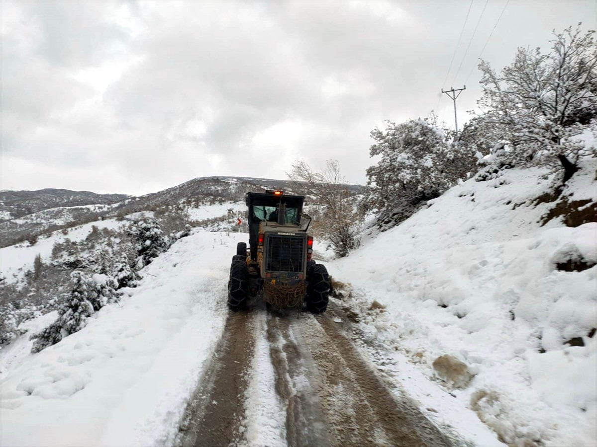 Amasya'da kar yağışı nedeniyle 93 köy yolu ulaşıma kapandı.  İl Özel İdaresi ekipleri, 14 greyder...