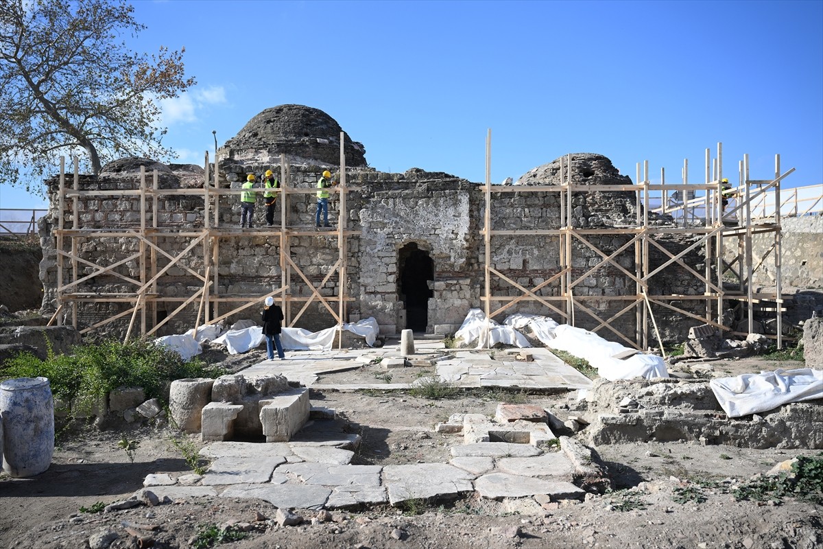 Edirne'de 15. yüzyıl yapısı Gazi Mihal Hamamı'nda restorasyon çalışmaları devam ediyor.