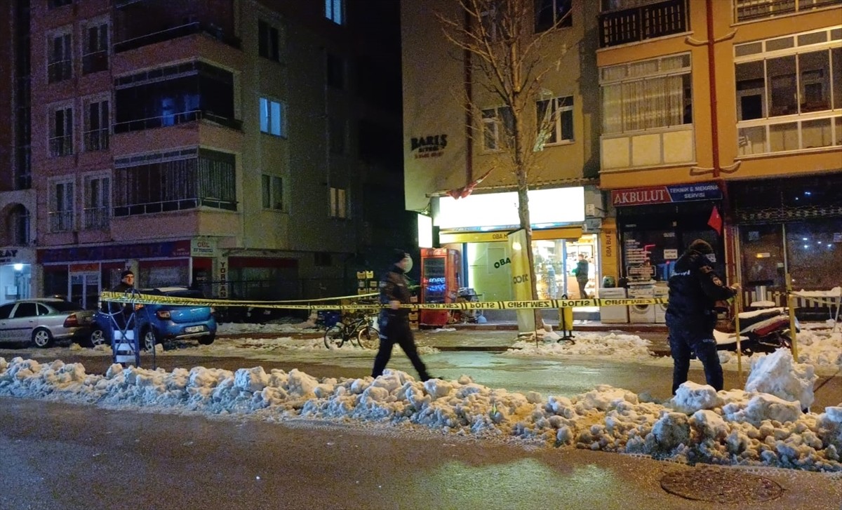 Konya'nın Seydişehir ilçesinde uğradığı silahlı saldırı sonucu yaralanan kişi hastaneye...