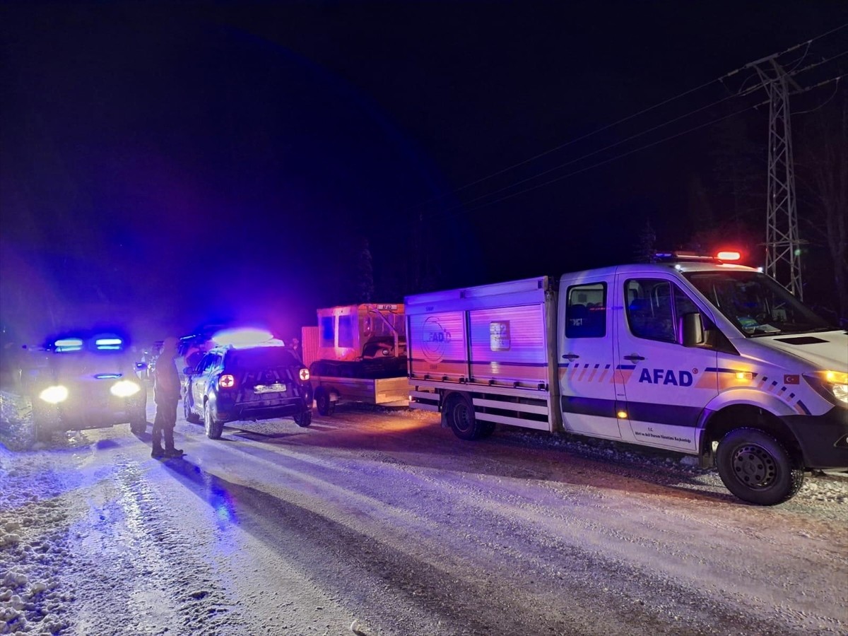 Sinop'ta kar yağışı nedeniyle bulundukları bölgelerde mahsur kalan 8 kişi kurtarıldı. 