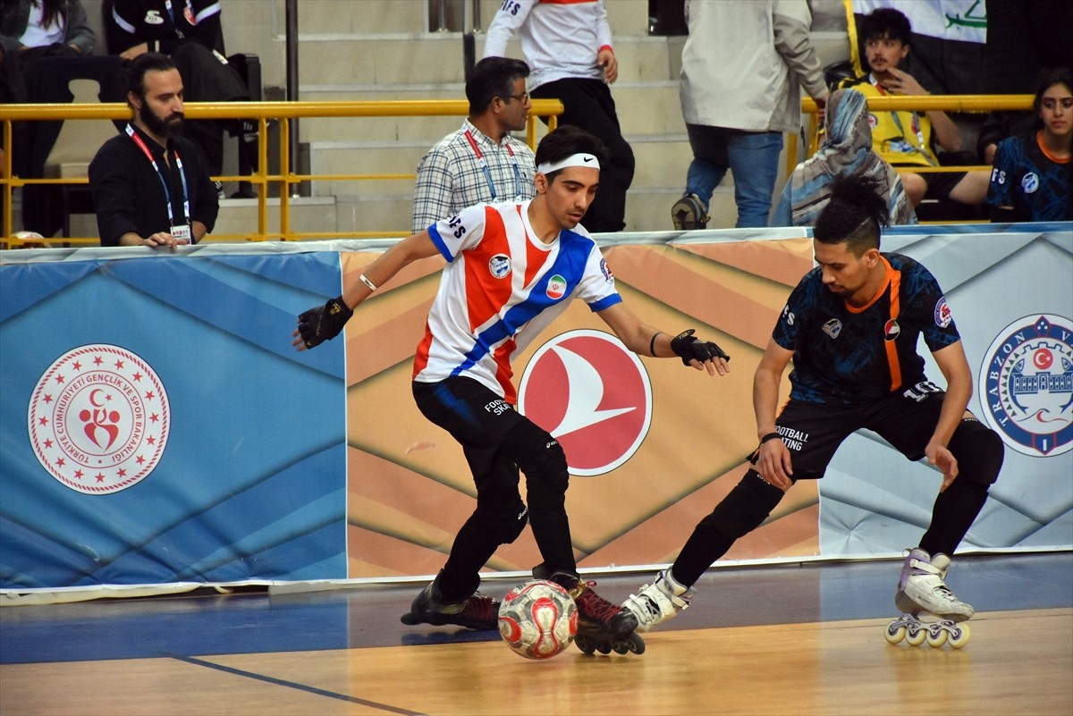 Trabzon'da 21-26 Kasım tarihlerinde düzenlenen 15. Paten Futbolu Dünya Kupası, İran-Birleşik Arap...