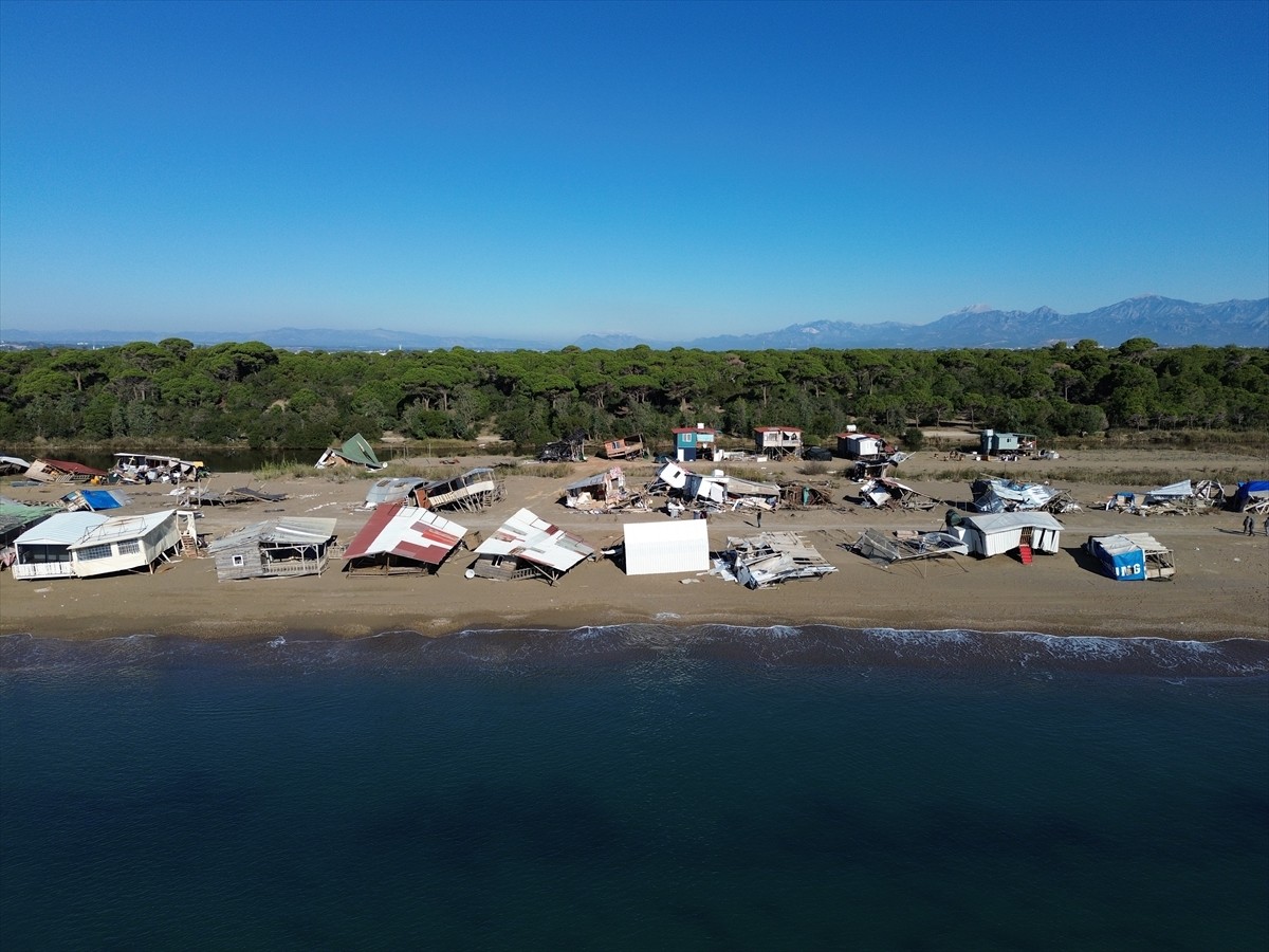 Antalya'nın Aksu ilçesinde 5 yıldızlı otellere yakın bölgedeki kumsalda, yaz aylarında...