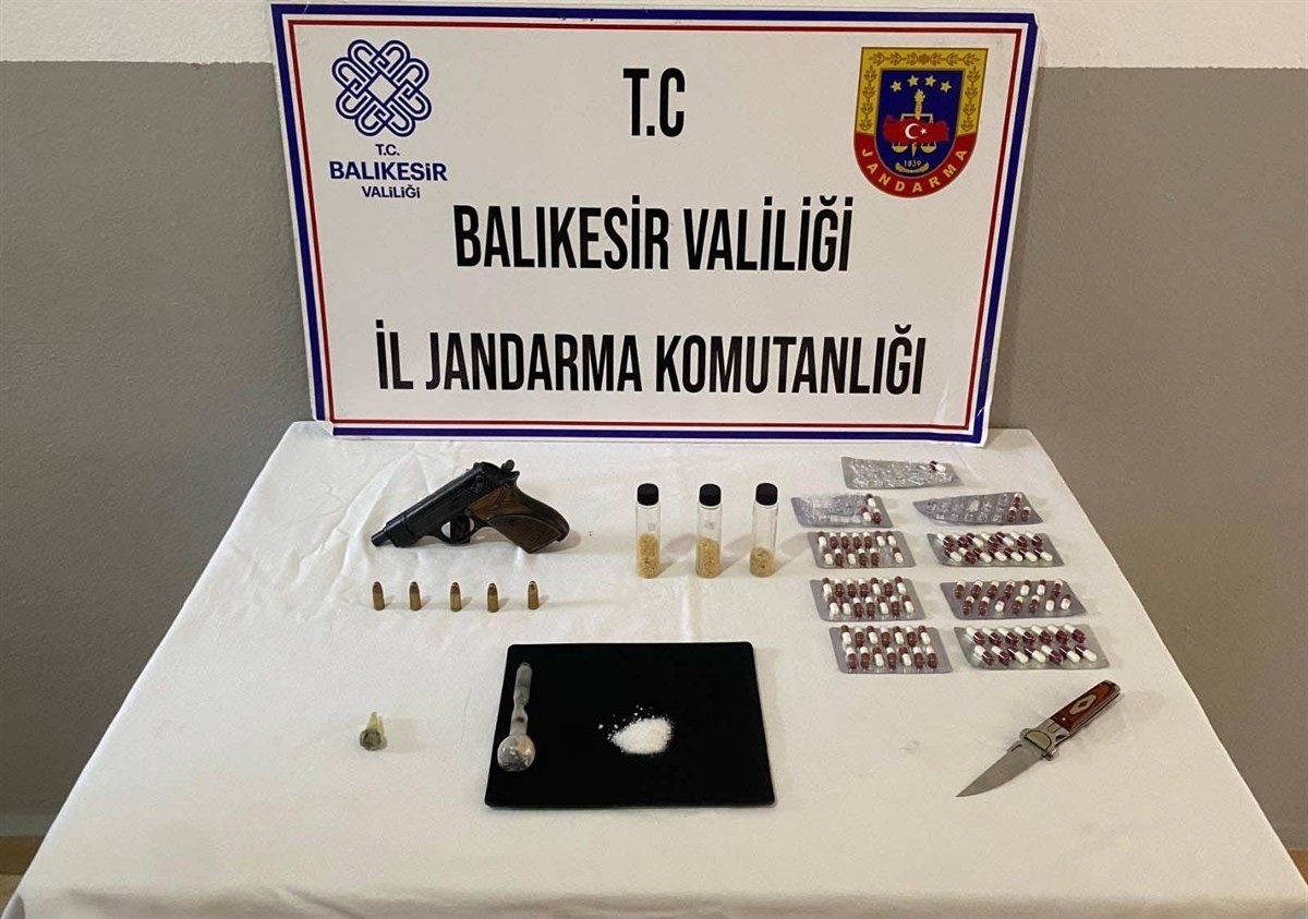 Balıkesir'in Edremit ilçesinde yapılan uyuşturucu operasyonunda 18 kişi yakalandı.