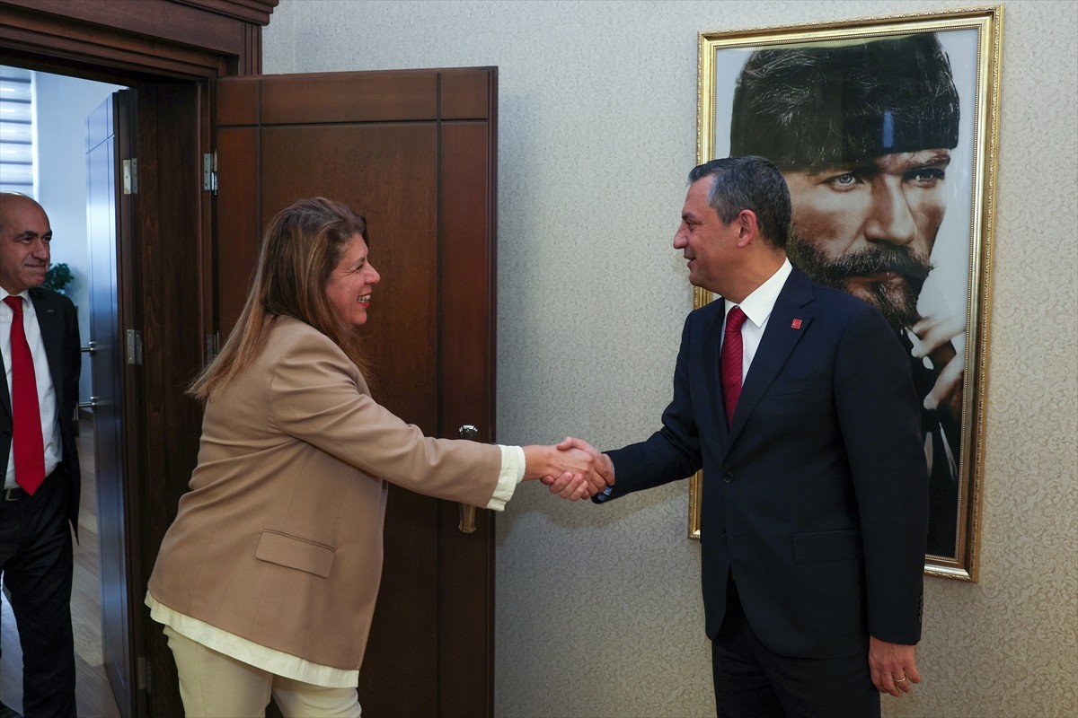 CHP Genel Başkanı Özgür Özel (sağda), Aile Hekimleri Dernekleri Federasyonu (AHEF) Yönetim Kurulu...