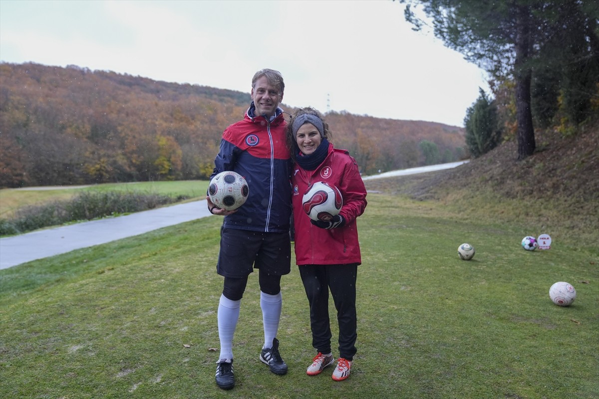 Futgolf Gençlik ve Spor Derneği Asbaşkanı Zafer Altınok (solda) ile Futgolf kadın takımı kaptanı...