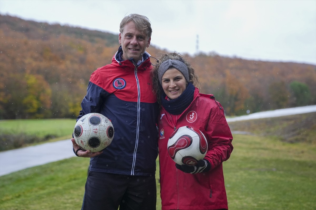 Futgolf Gençlik ve Spor Derneği Asbaşkanı Zafer Altınok (solda) ile Futgolf kadın takımı kaptanı...