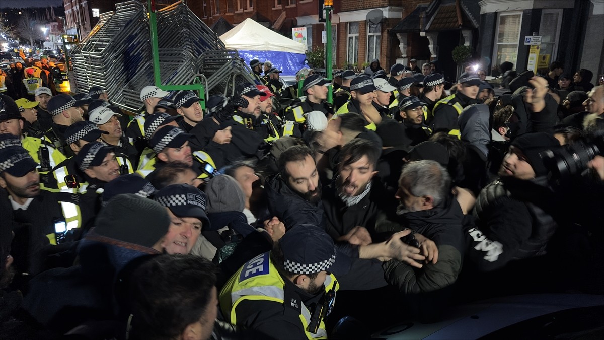 İngiltere'de polis, terör örgütü PKK'ya yönelik yürüttüğü soruşturma kapsamında 2'si kadın, 7...