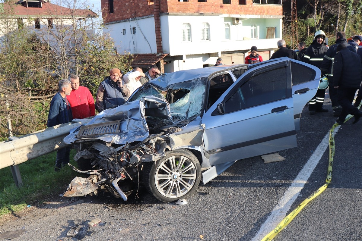 Ordu'nun Ünye ilçesinde kamyona çarpan otomobildeki 3 kişi hayatını kaybetti.