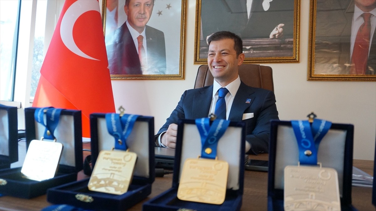 Türkiye Kürek Federasyonu Başkanı Erhan Ertürk, milli sporcuların 2024 yılında uluslararası...