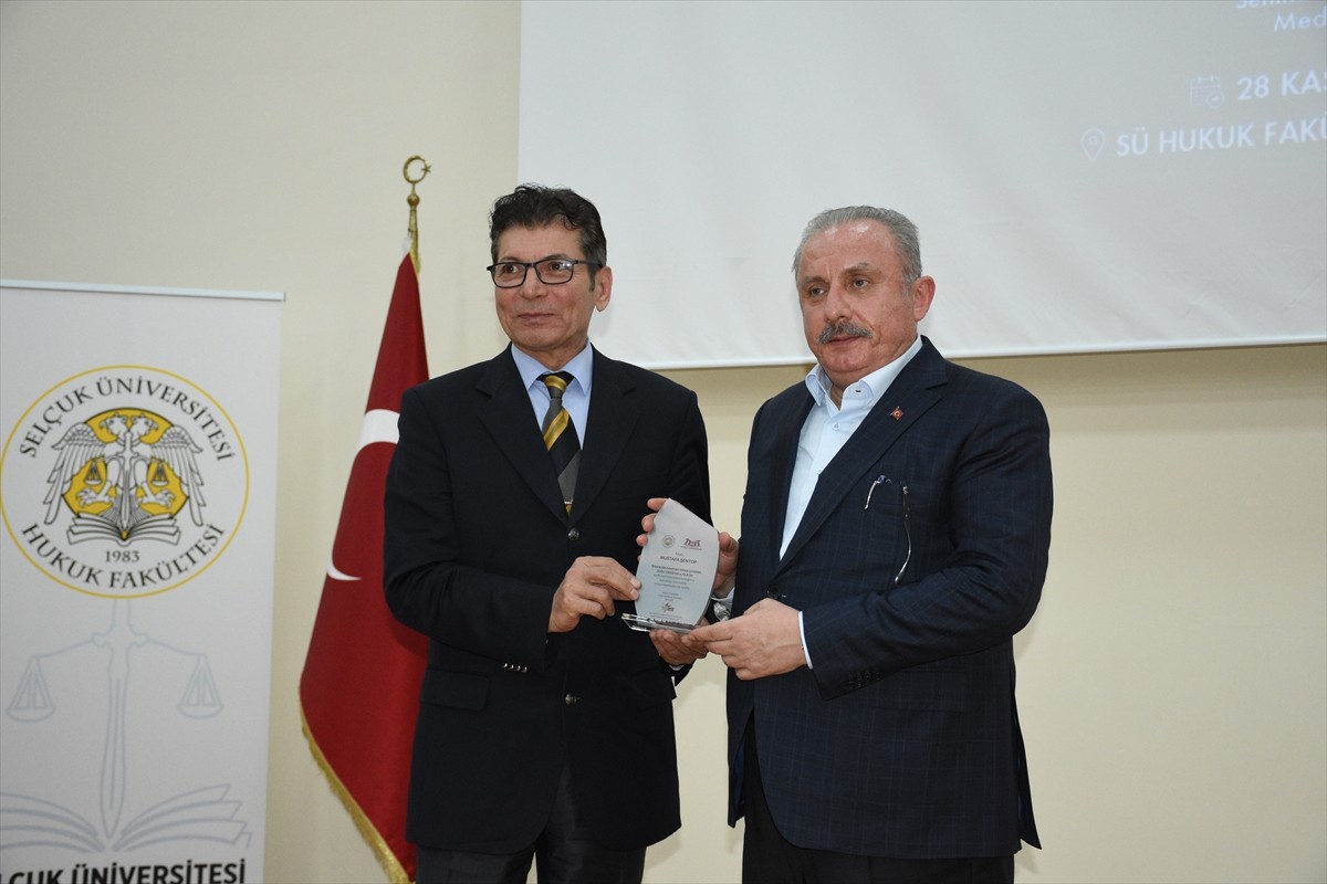 Eski TBMM Başkanı Mustafa Şentop, Selçuk Üniversitesi Hukuk Fakültesi Konferans Salonunda Hukuk...