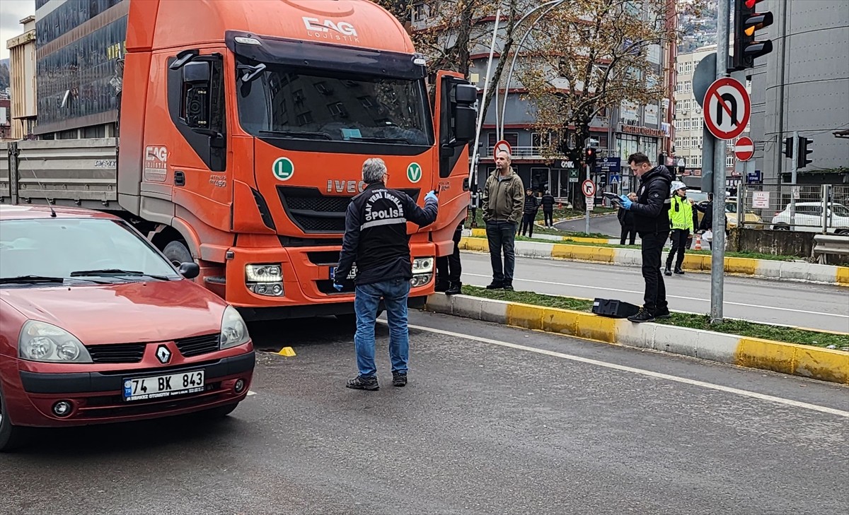 Zonguldak'ta tırın çarpması sonucu ağır yaralanan kişi, hastaneye kaldırıldı. Güzergahta güvenlik...