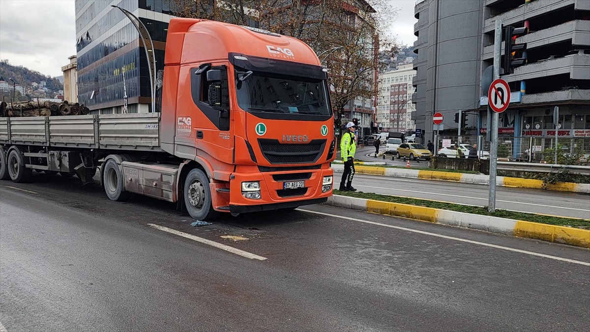 Zonguldak'ta tırın çarpması sonucu ağır yaralanan kişi, hastaneye kaldırıldı. Güzergahta güvenlik...