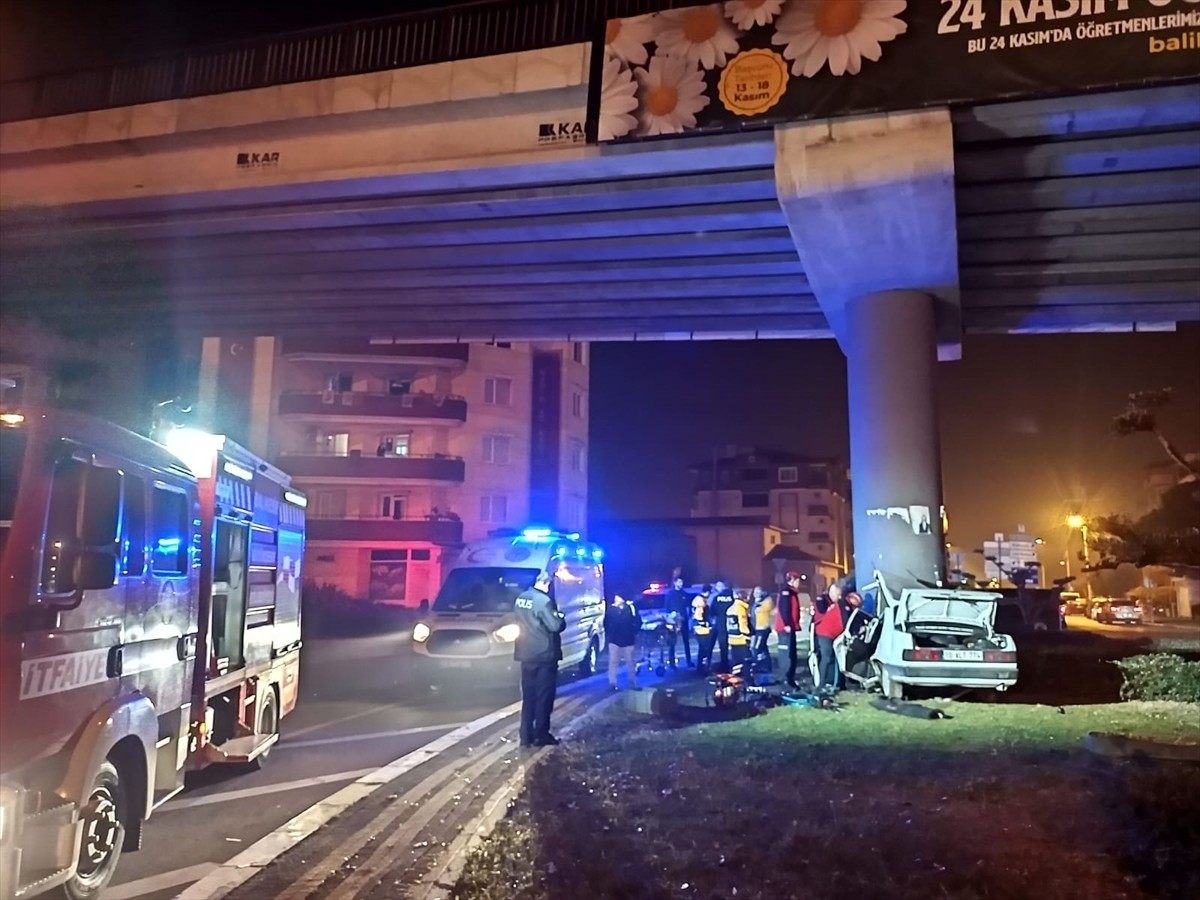 Balıkesir'in Altıeylül ilçesinde kontrolden çıkarak üst geçidin ayağına çarpan otomobilin sürücüsü...