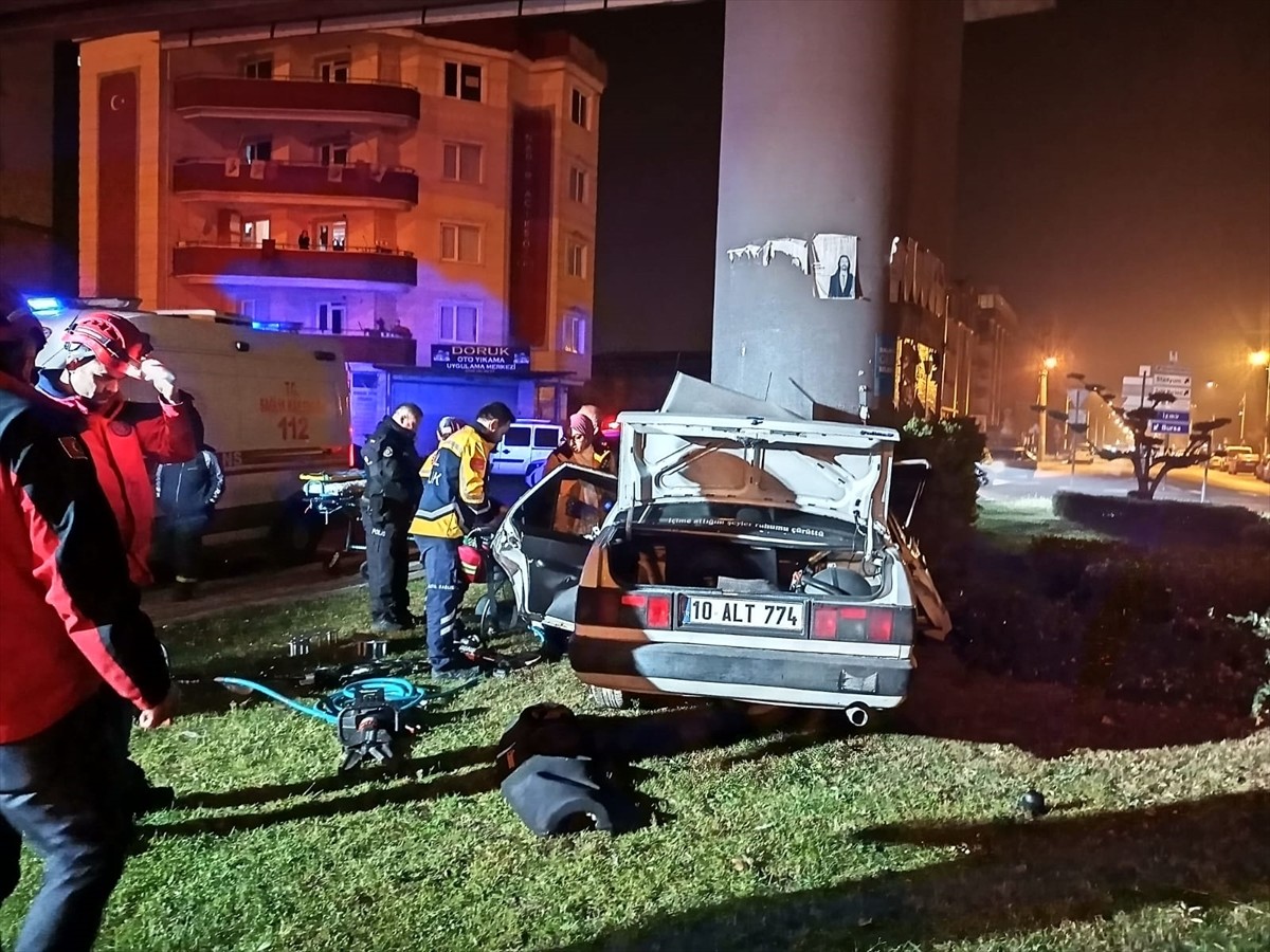 Balıkesir'in Altıeylül ilçesinde kontrolden çıkarak üst geçidin ayağına çarpan otomobilin sürücüsü...