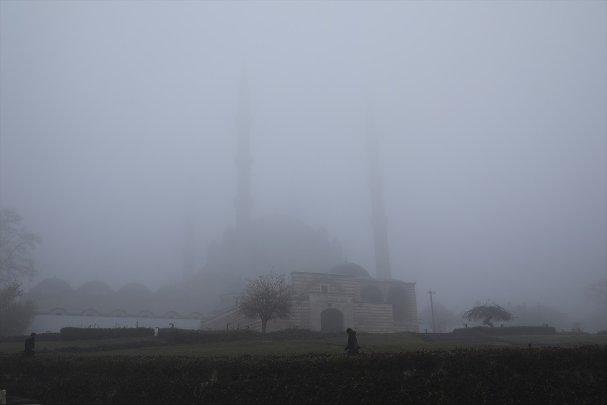 Edirne'de sis nedeniyle görüş mesafesi yer yer 50 metrenin altına düştü. Selimiye Camisi, Meriç ve...