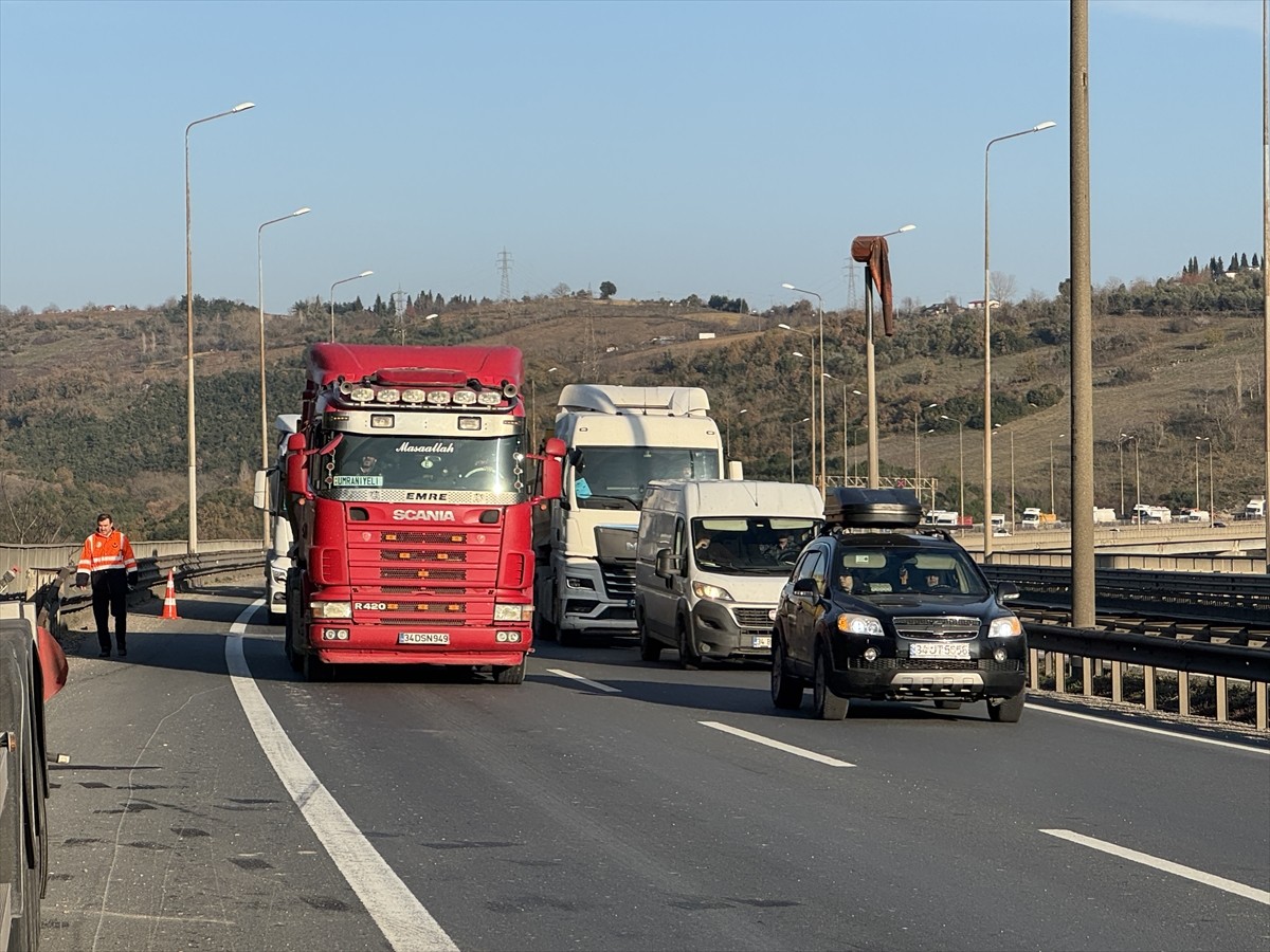 Anadolu Otoyolu'nun Kocaeli kesiminde tanker ile cipin çarpıştığı kaza, ulaşımın aksamasına neden...