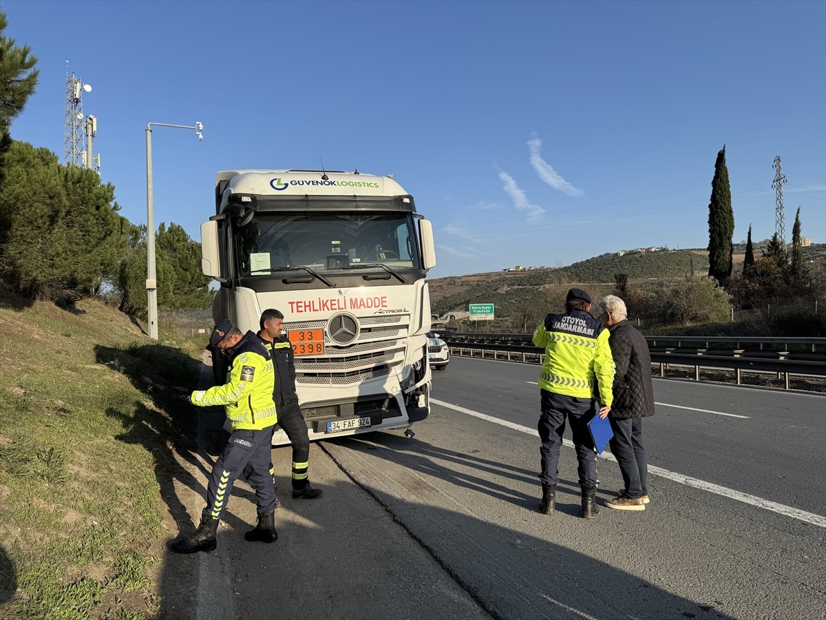 Anadolu Otoyolu'nun Kocaeli kesiminde tanker ile cipin çarpıştığı kaza, ulaşımın aksamasına neden...